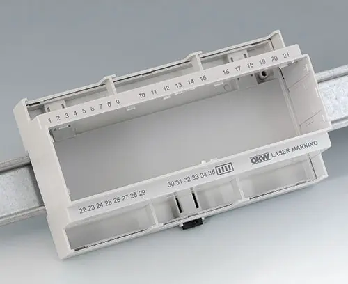 Светло-серый корпус RAILTEC C из PC (UL 94 V-0) с лазерной гравировкой
